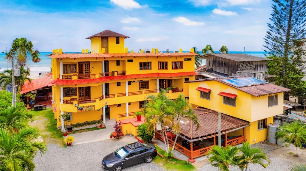 El hotel frente al Pacífico