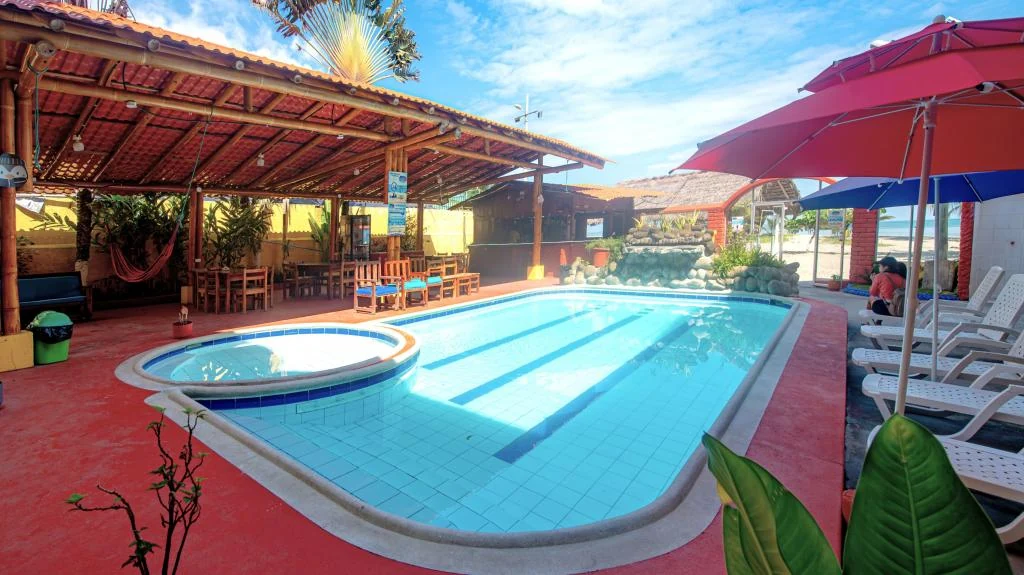 Terraza y piscina